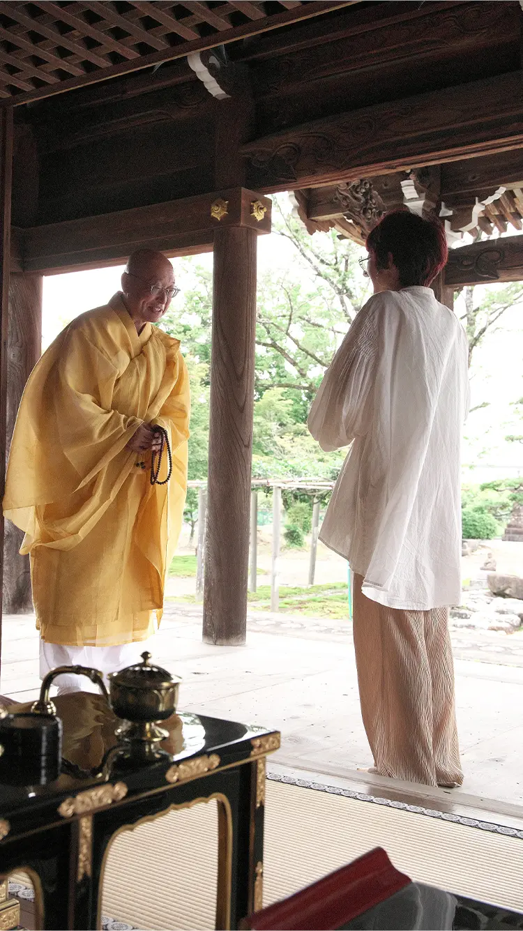 住職と参拝者
